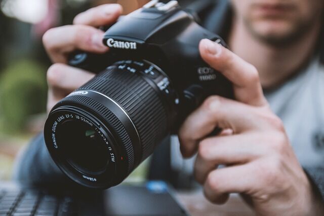Kleine Camera Met Grote Sensor En OLED-zoeker: Esquisse-camera Met Retrodesign Volgend Jaar Op De Markt.1124544.0 Kleine Camera Met Grote Sensor En OLED-zoeker: Esquisse-camera Met Retrodesign Volgend Jaar Op De Markt.1124544.0